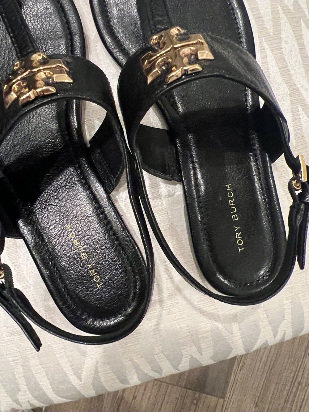Tory Burch Black Leather Slingback Sandals with Gold Logo - Picture 4 of 6